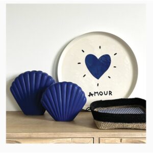 Plateau rond avec un cœur bleu
