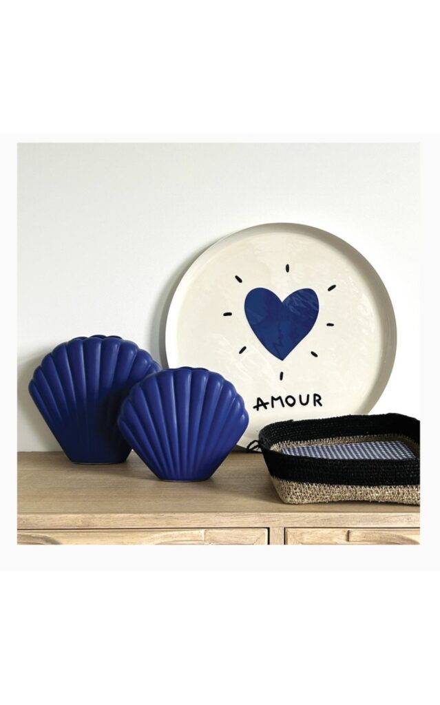 plateau-rond-avec-un-coeur-bleu