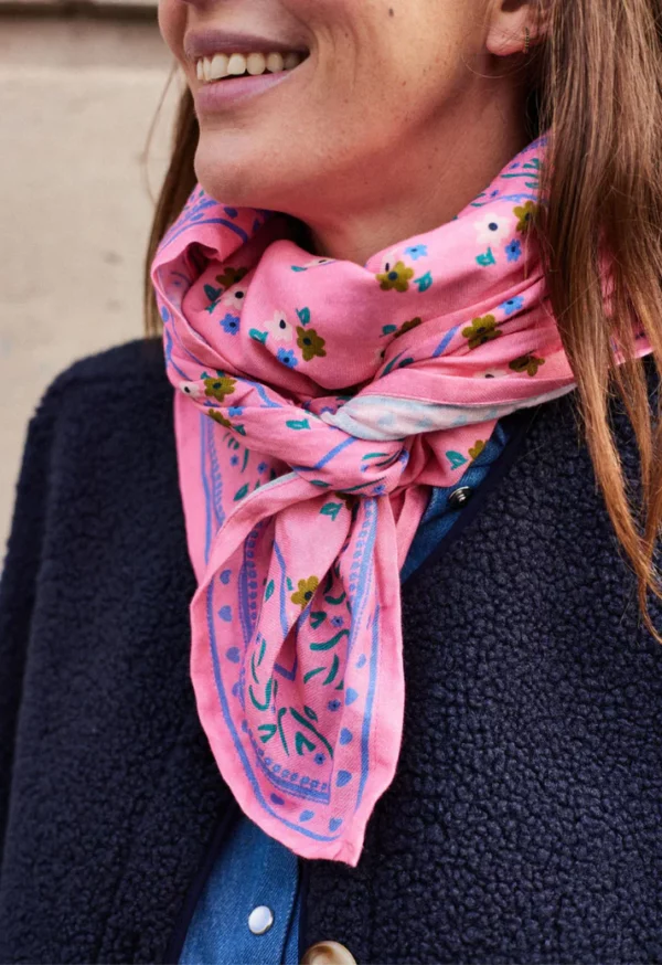 Grand foulard fleurs fond rose