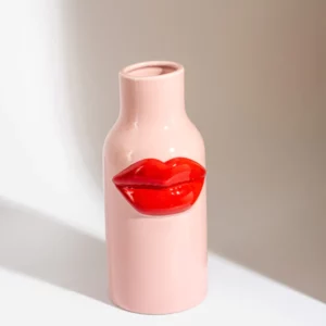 Grand vase céramique rose avec lèvres rouges