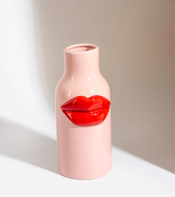 grand-vase-rose-avec-levres-rouges