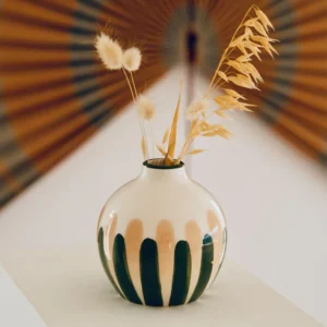 vase-en-ceramique-mediterranee-raye-vert-et-beige