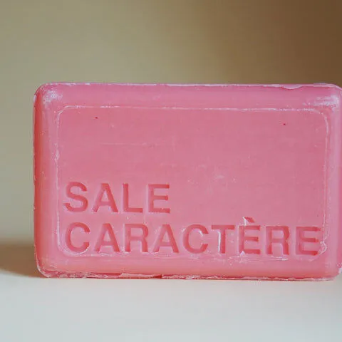 savon sale caractère